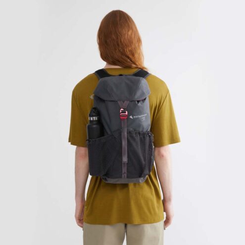 En praktisk Fjörm Backpack 18L vattentät ryggsäck (unisex) på en modell