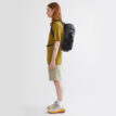 En modell bär Fjörm Backpack 18L vattentät ryggsäck (unisex)