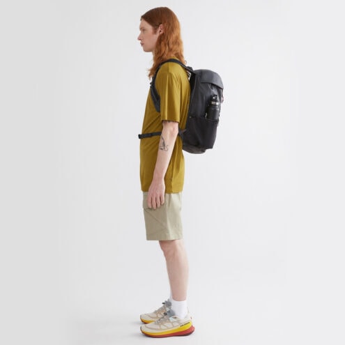 En modell bär Fjörm Backpack 18L vattentät ryggsäck (unisex)