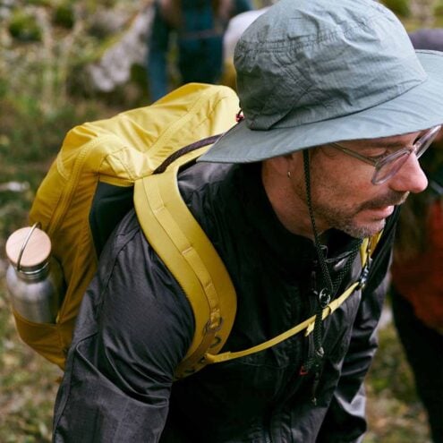 En modell använder Gjalp Backpack 18L mångfunktionell ryggsäck (unisex) i skogen