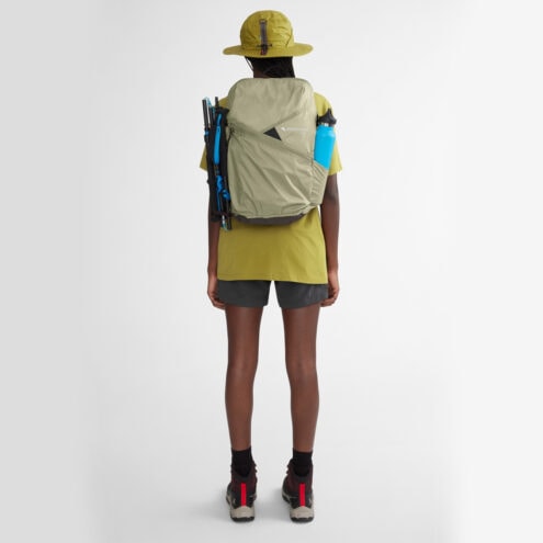 En modell har på sig Gjalp Backpack 18L mångfunktionell ryggsäck (unisex)