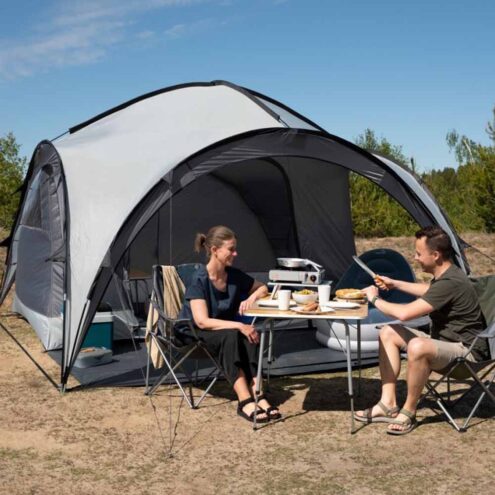 Easy Camp Camp Shelter kupoltält för 6 personer med två modeller framför