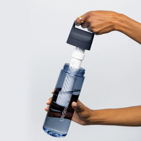 en modell håller LifeStraw Go Bottle – flaska med vattenfilter (650ml)