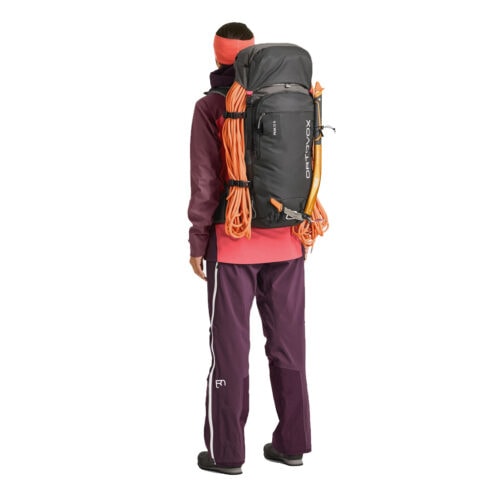En modell bär klätterutrustning med Ortovox Peak 32L S vandringsryggsäck (unisex)