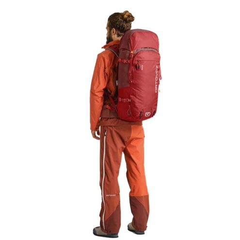 En modell bär Ortovox Peak 55L vandringsryggsäck (unisex)