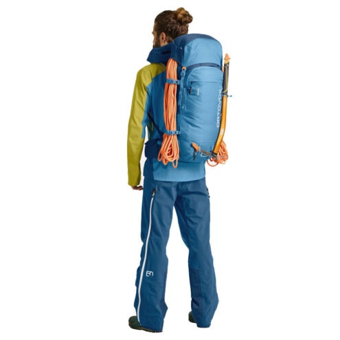 En modell bär Ortovox Peak 35L vandringsryggsäck (unisex) med utrustning
