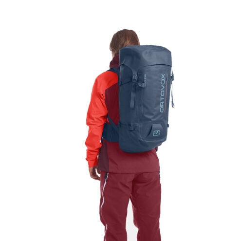 En modell bär En praktisk Ortovox Peak 38L S vandringsryggsäck (unisex)