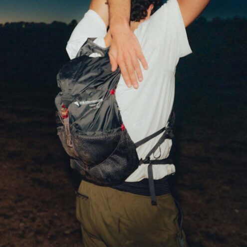 En modell har på sig Klättermusen Tjalve 2.0 Backpack 10L lättviktsryggsäck (unisex)