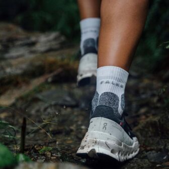 stabiliserande Falke Ru Trail Running Socks löparstrumpor (dam) på en modell