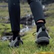 En modell vandrar i Falke TK5 Wander Short Trekking Sock vandringsstrumpor (dam)