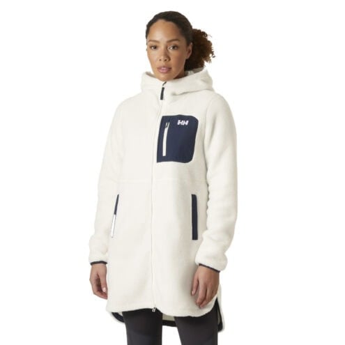 En modell bärHelly Hansen Imperial Long Pile Jacket 2.0 (dam) med skönt foder