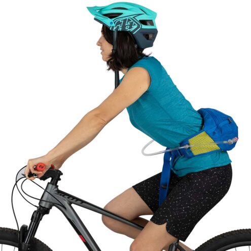 Kvinna som cyklar med Osprey Seral 4 cykelväska