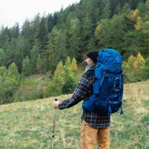 en modell bär Osprey Aether 65L vandringsryggsäck (herr)