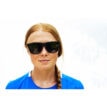 Kvinna som bär Spektrum Anjan solglasögon