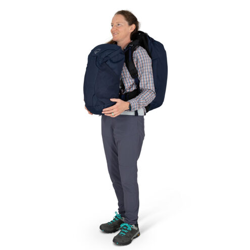 Kvinna som bär Osprey Fairview 55 vandringsryggsäck och daypack