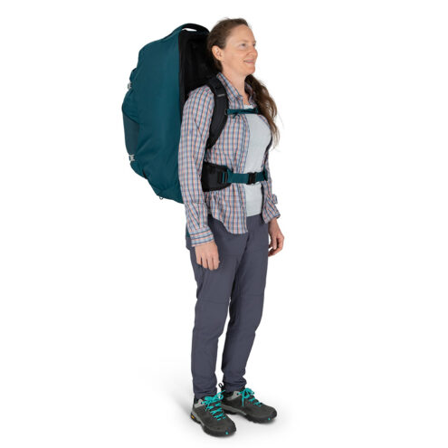 Kvinna som bär Osprey Fairview 70 vandringsryggsäck