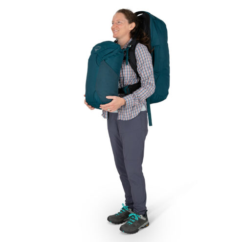 Kvinna som bär Osprey Fairview 70 vandringsryggsäck och daypack