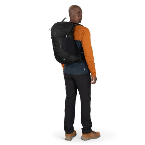 Osprey Hikelite 28L lätt dagsryggsäck (unisex) på en manlig modell