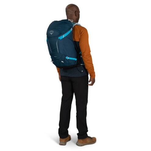 Osprey Hikelite 32L lätt vandringsryggsäck (unisex) - på en manlig modell