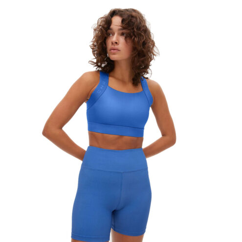 en modell bär Röhnisch Kay Sports Bra sport bh (dam) i en blå färg