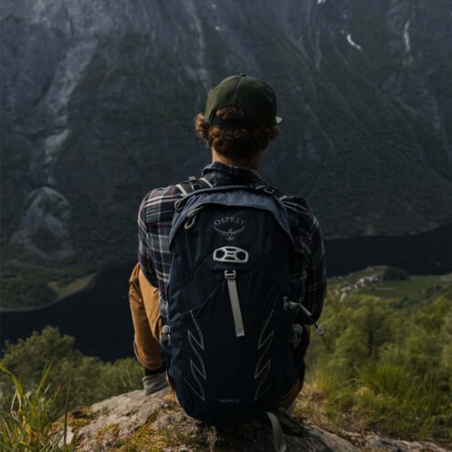 en modell bär Osprey Talon 36 L vandringsryggsäck (herr)