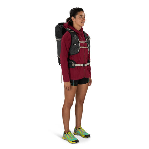 Kvinna som bär Osprey Tempest Velocity 30 ryggsäck