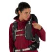 Kvinna som använder Osprey Tempest Velocity 30 ryggsäck