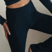 Närbild på Casall Flare High Waist Pant yogabyxor (dam)