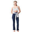 En modell har på sig Casall Flare High Waist Pant yogabyxor (dam) och står mot kameran