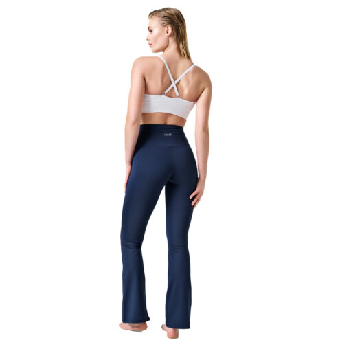 Baksida av Casall Flare High Waist Pant yogabyxor (dam) - på en modell