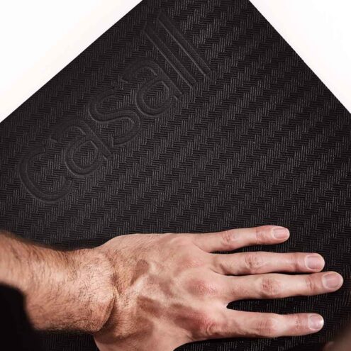 En hand på en Casall Exercise mat Comfort 7mm yogamatta