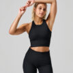 En modell har på sig Casall Multi Rib Seamless Padded Sports Top sport bh (dam)