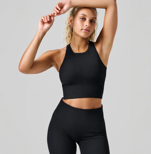 En modell har på sig Casall Multi Rib Seamless Padded Sports Top sport bh (dam)