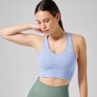 en modell bär Casall Seamless Soft Sports Bra sport bh (dam)