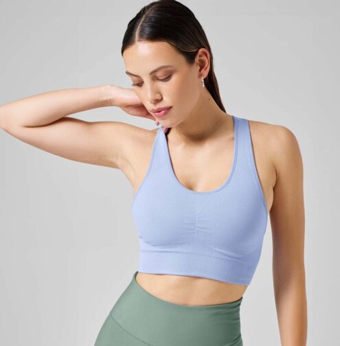 en modell bär Casall Seamless Soft Sports Bra sport bh (dam)