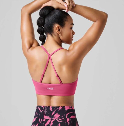 baksida av Casall Sleek Strappy Sports Bra sport bh (dam) på en modell