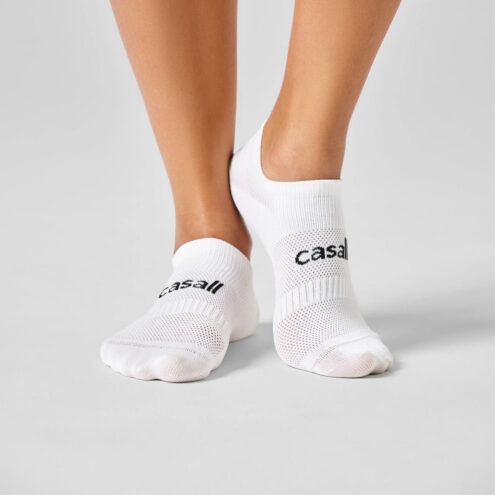 en modell bär Casall Training Sock 2-pack strumpor (dam)