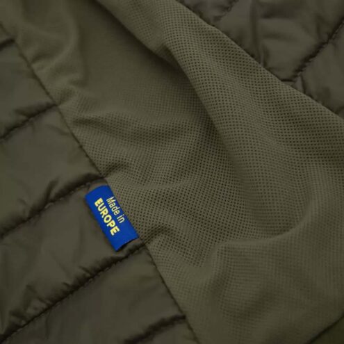 Logga i sömmen på en Carinthia G-LOFT® Ultra Jacket 2.0 friluftsjacka (herr)