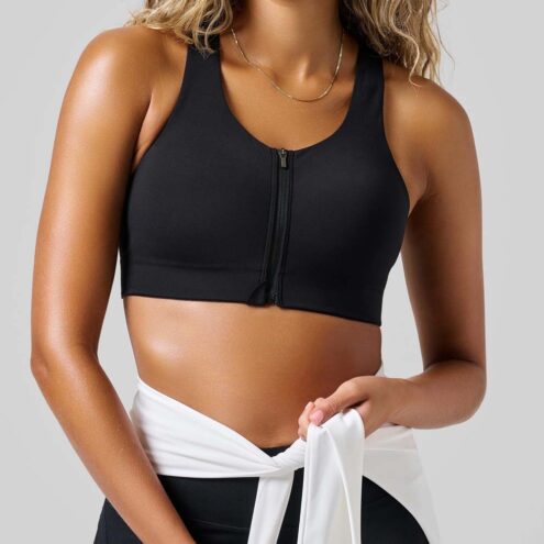 Casall Impact Zip Sports Bra sport bh (dam) på en modell