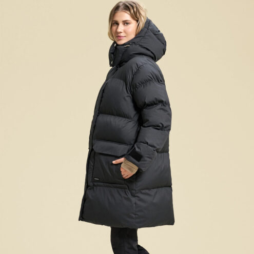 en bekväm Casall Wear Forever Puffer Coat vinterjacka (dam)på en modell