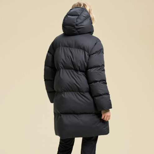 baksida av en bekväm Casall Wear Forever Puffer Coat vinterjacka (dam) på en modell