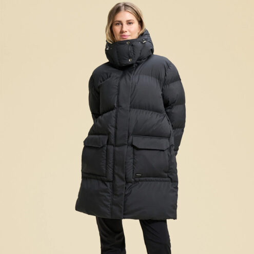 framsida av en bekväm Casall Wear Forever Puffer Coat vinterjacka (dam) på en modell