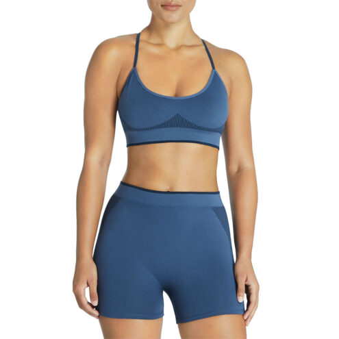 en modell bär ett set med Adidas Bralette sport-bh (dam)