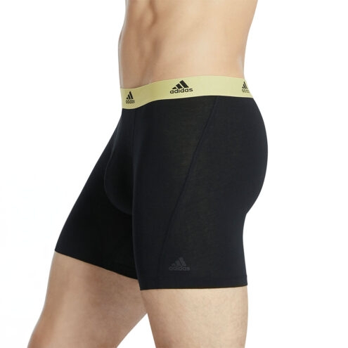 en modell bär ett par Adidas Shorts boxerkalsonger (herr)