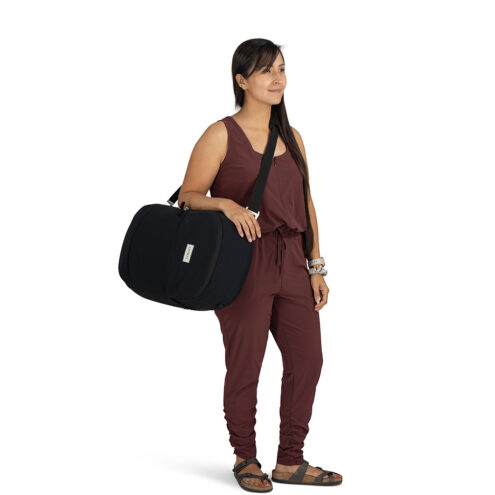 en person använder en Osprey Arcane Duffel Pack 22L väska (unisex) som axelväska