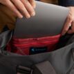 laptop- fack på en Klättermusen Baggi väska 22 L (unisex)