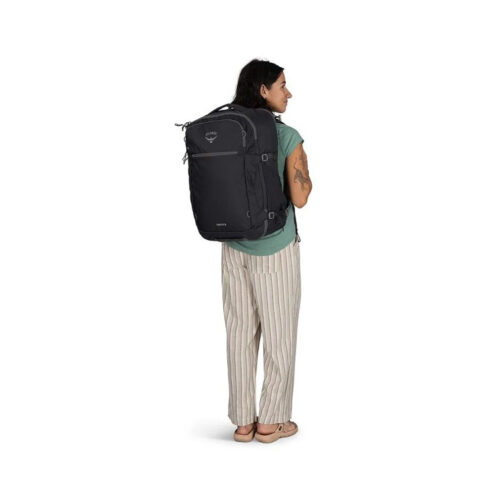 Osprey Daylite Carry-On Travel Pack 44 L reseryggsäck (unisex) på en modell