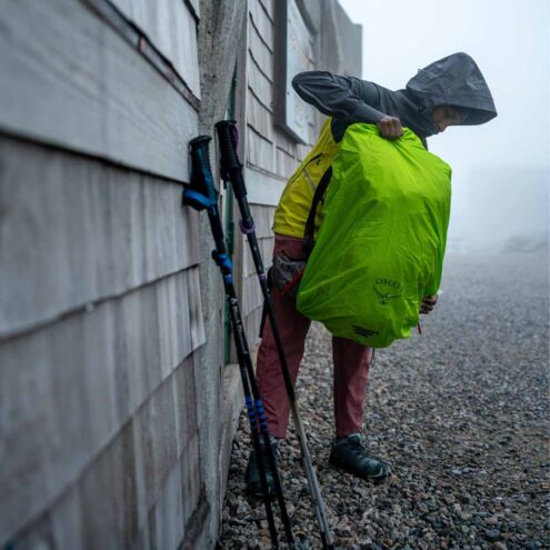 en modell använder HiVis_raincover_