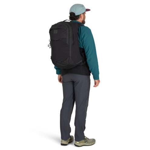 Osprey Metron Airspeed 34L ryggsäck (unisex) på en manlig modell