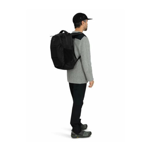 Osprey Ozone Laptop Backpack datorryggsäck (unisex) på en manlig modell